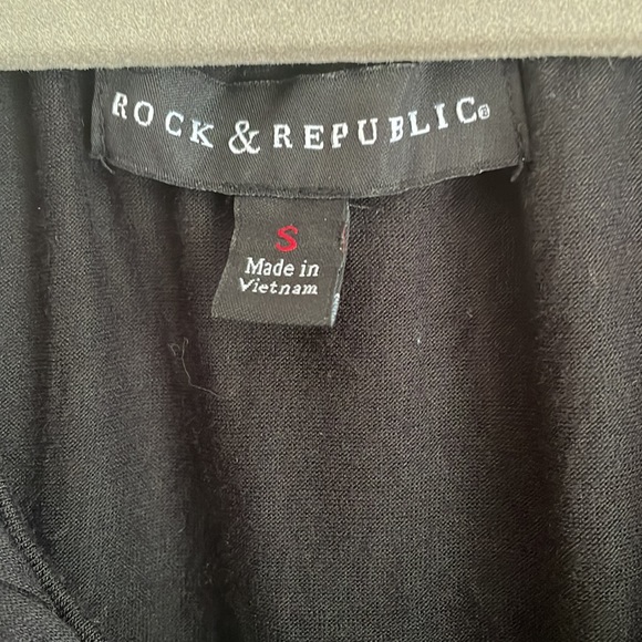 Rock & Republic Cold Shoulder Black Top with embedded necklace Size Small - Picture 5 of 10